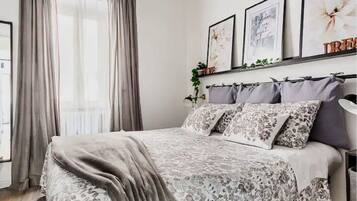 1 Schlafzimmer, Zimmersafe, Schreibtisch, Bügeleisen/Bügelbrett