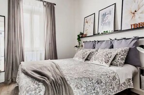 1 dormitorio, caja fuerte, escritorio y tabla de planchar con plancha