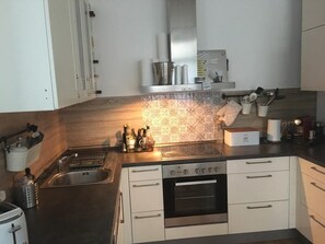 ثلاجة، فرن، موقد طهي مسطح، غسالة أطباق