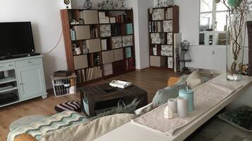 Fernseher, Bücher, Stereoanlage