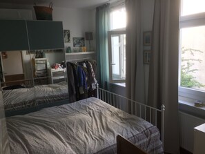 2 عدّة غرف نوم ومكواة/لوح كي وواي فاي وملاءات أسرّة