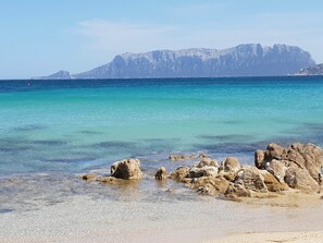 Ranta lähistöllä, aurinkotuoleja