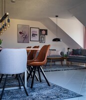 独特公寓 | 起居区 | 40-英寸纯平电视 （配备有线频道）、LED 电视