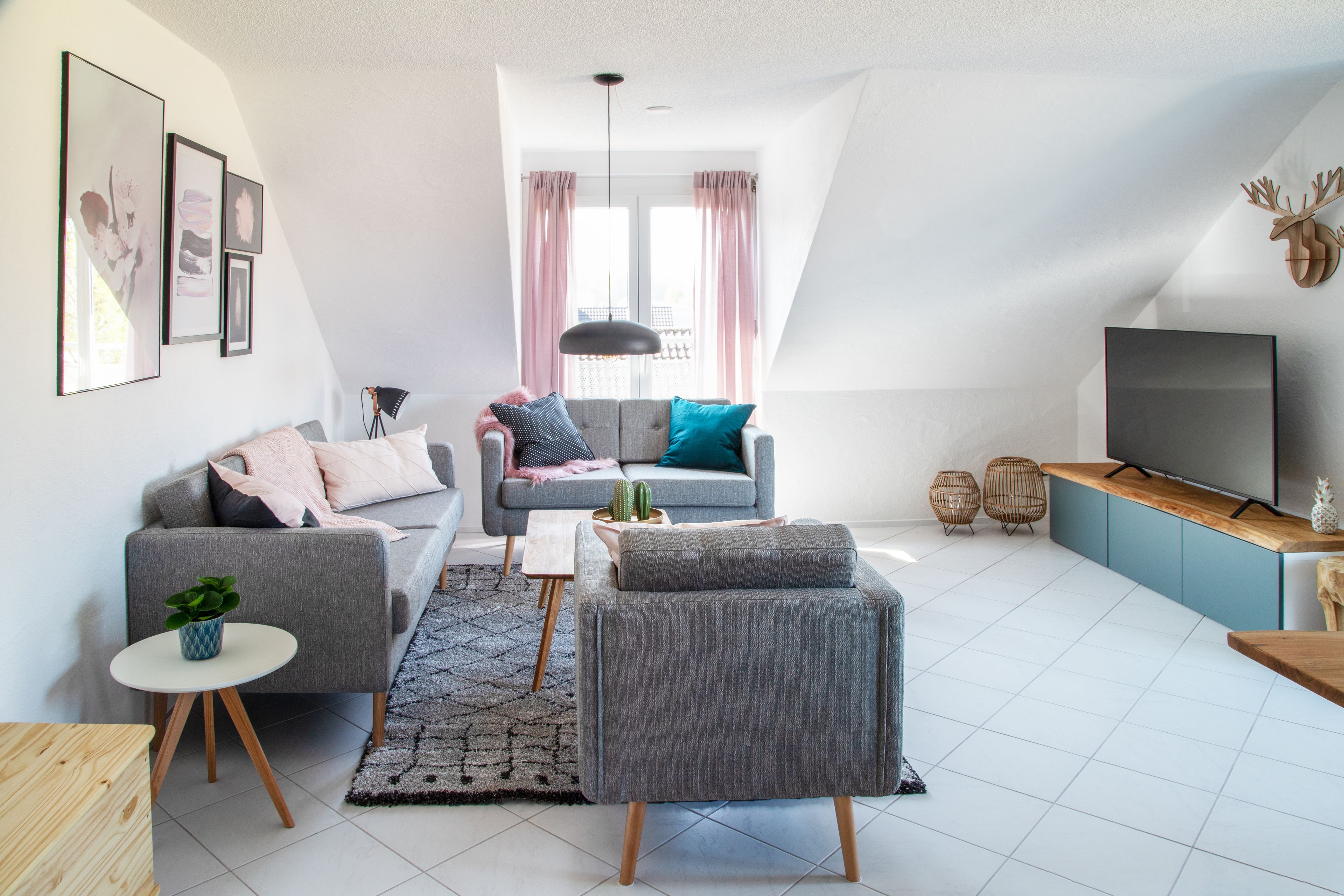 Departamento exclusivo | Sala de estar | Televisión de pantalla plana de 40 pulgadas con canales por cable 