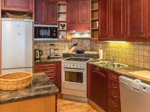 Jääkaappi, mikroaaltouuni, astianpesukone