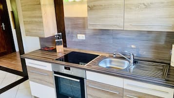Frigorífico, horno, placa de cocina y cafetera o tetera