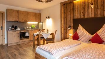 Kühlschrank, Ofen, Herdplatte, Wasserkocher mit Kaffee-/Teezubehör