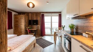 Minibar, caja de seguridad en la habitación y muebles diferentes