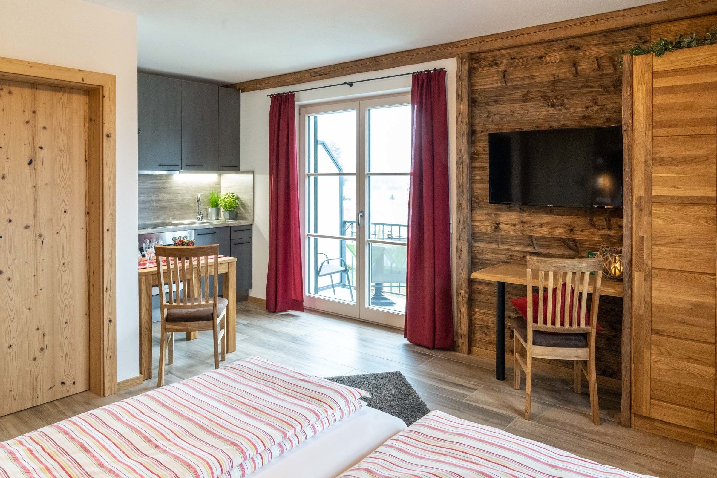 Minibar, Zimmersafe, individuell eingerichtet, Schreibtisch