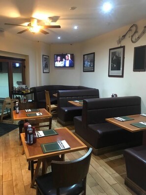 Daily full breakfast (GBP 5.95 per person)