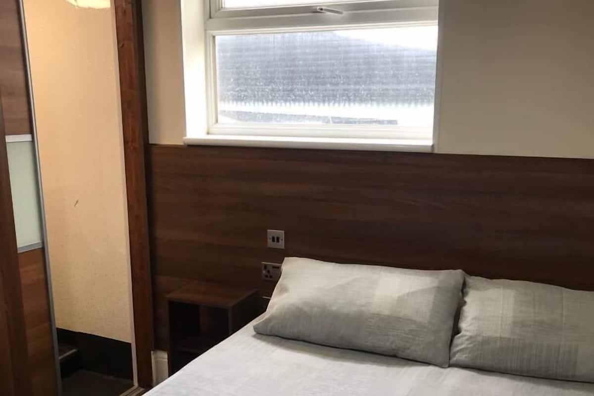 Small Double, Ensuite | WiFi (free), bed sheets