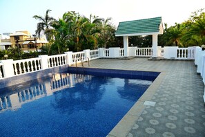 Una piscina cubierta, una piscina al aire libre