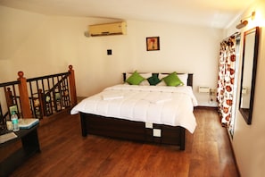 Suite, vistas al jardín | Cortinas opacas, sistema de insonorización, wifi gratis