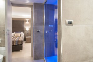 Double or Twin Room (3) | Bathroom | Shower, rainfall showerhead, free toiletries, hair dryer - Wellness Home Rome (Rome)