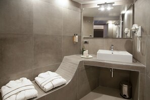 Double or Twin Room (3) | Bathroom | Shower, rainfall showerhead, free toiletries, hair dryer