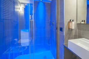 Double Room (2) | Bathroom | Shower, rainfall showerhead, free toiletries, hair dryer - Wellness Home Rome (Rome)