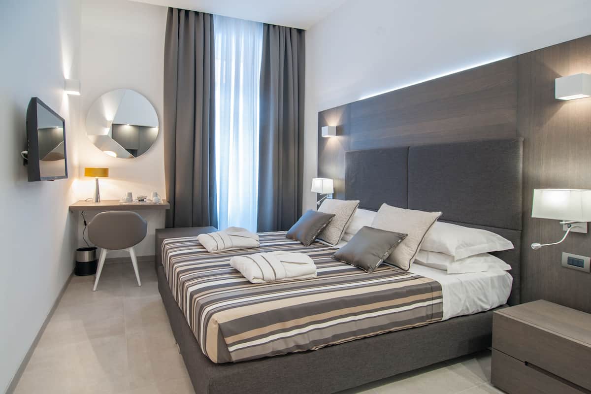 Chambre Double (1) | Matelas mémoire de forme, minibar, coffres-forts dans les chambres