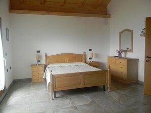 Individually decorated, individually furnished, desk, free WiFi - Agritur Vista Lago (Novella)