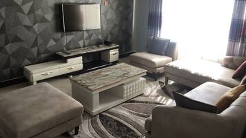 Deluxe Apartment | Ruang tamu | 42 inci televisyen plasma dengan satelit, TV