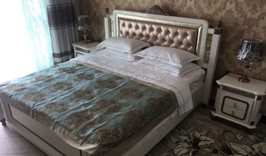 Deluxe Apartment | Desk, blackout drapes, iron/ironing board, free WiFi
