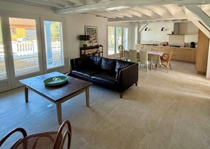 TV, fireplace - Bora Bora - very close to the beach house (Hourtin)