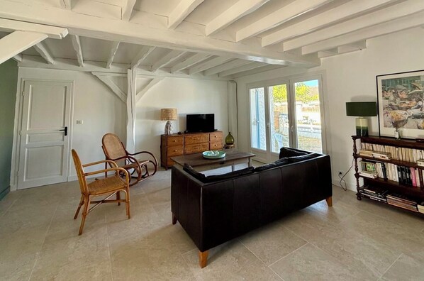 TV, fireplace - Bora Bora - very close to the beach house (Hourtin)