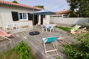 Outdoor dining - Bora Bora - very close to the beach house (Hourtin)