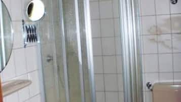 Dusche, kostenlose Toilettenartikel, Haartrockner, Handtücher