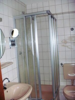 Shower, free toiletries, hair dryer, towels - Gästehaus Andrae (Bruttig-Fankel)
