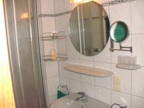 Regadera, amenidades de baño gratuitas, secadora de cabello, toallas 