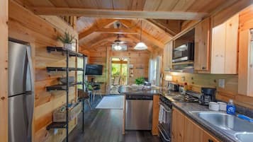 Een koelkast, een microgolfoven, een oven, een kookplaat