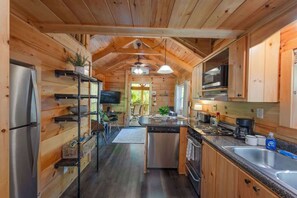 Fridge, microwave, oven, stovetop - Thomas secluded tiny cabin, hot tub, firepit, more (Chattanooga)