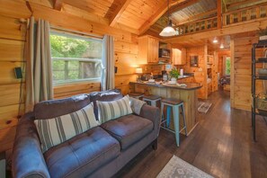 Smart TV - Thomas secluded tiny cabin, hot tub, firepit, more (Chattanooga)