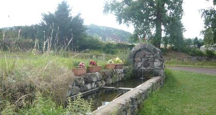 Le Petit St Jacques au pied du Rocher d'Aiguilhe