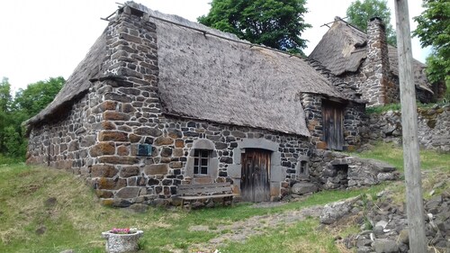 Le Petit St Jacques au pied du Rocher d'Aiguilhe