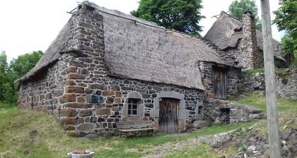 Le Petit St Jacques au pied du Rocher d'Aiguilhe