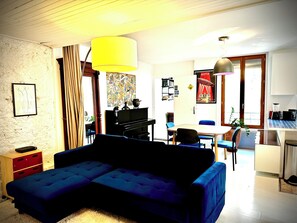 Televisión y oficina 