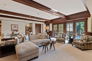 Een televisie, een open haard en een printer