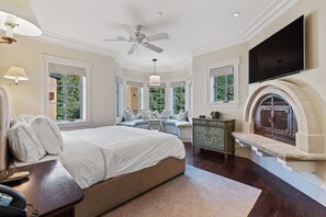 3 slaapkamers, een strijkplank/strijkijzer, gratis wifi, beddengoed