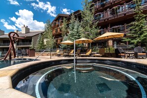 Een buitenzwembad, een verwarmd zwembad