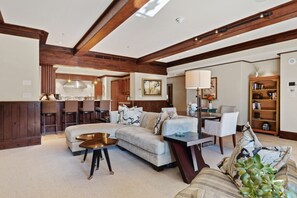 Een televisie, een open haard en een printer