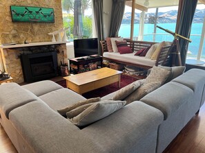 Smart-TV, Kamin, Bücher, Musikbibliothek