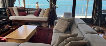 Spectacular views at Wainui Waterfront haven - Piwakawaka Retreat