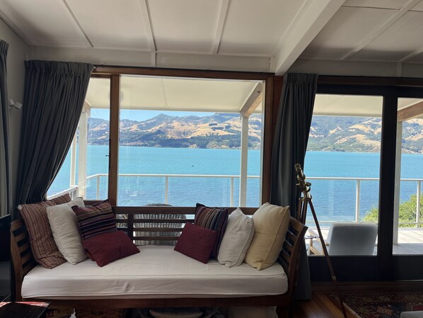 Interior - Spectacular views at Wainui Waterfront haven - Piwakawaka Retreat (Wainui)