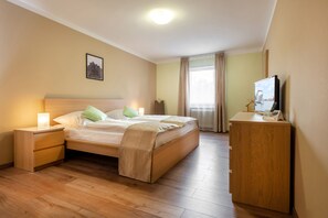 Basic Studio | Minibar, desk, free WiFi, bed sheets - City Hotel (Geilenkirchen)