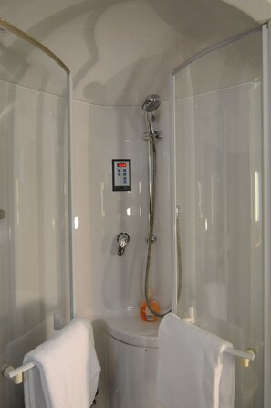 Single Room | Bathroom | Free toiletries, hair dryer, towels - City Hotel (Geilenkirchen)