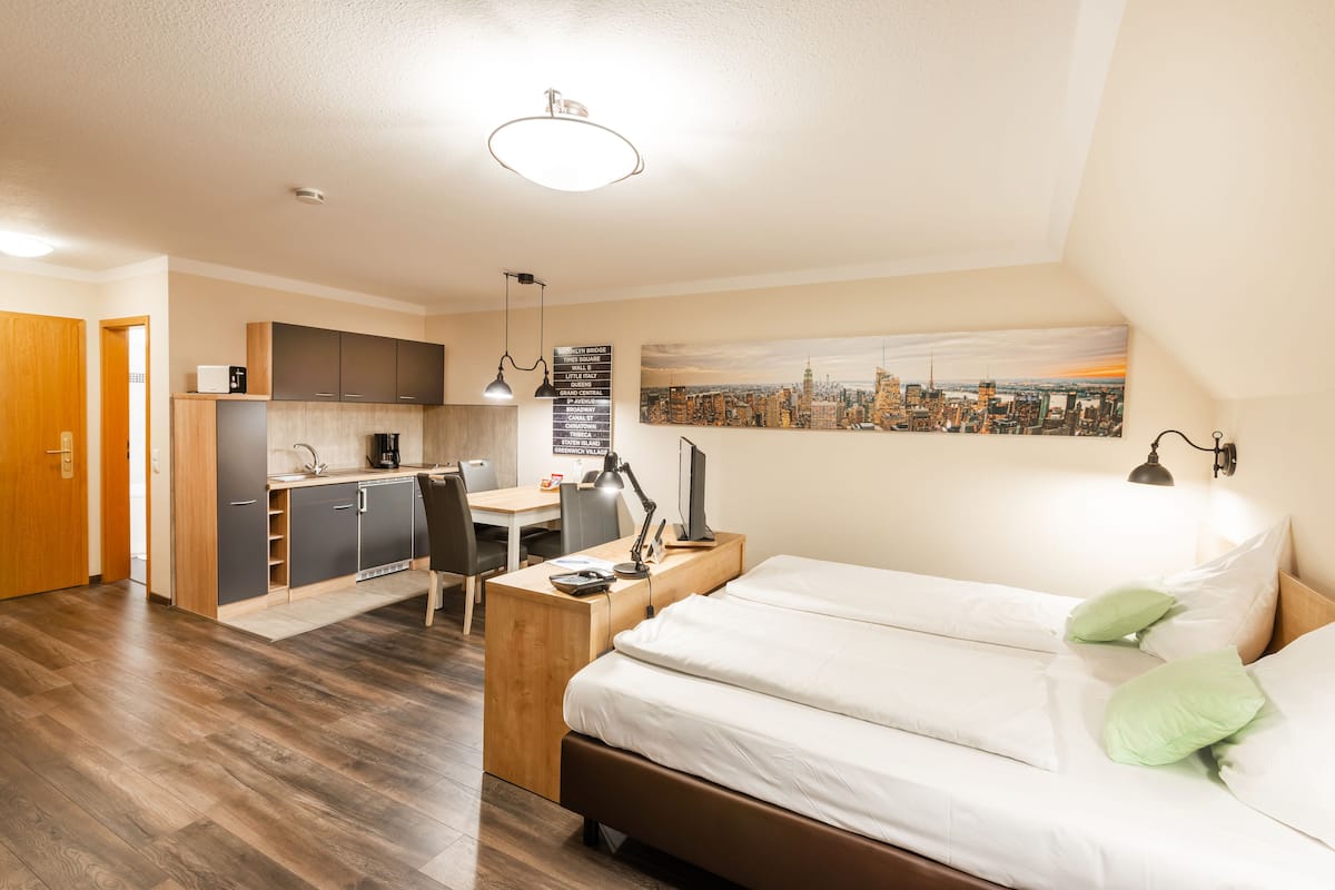 Leilighet – basic | Minibar, skrivebord, wi-fi (inkludert) og sengetøy