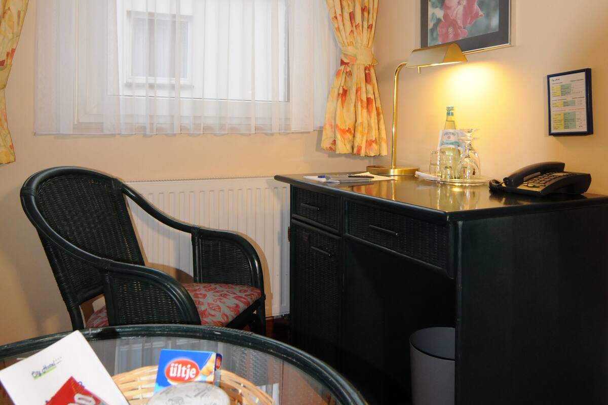 Minibar, skrivebord, wi-fi (inkludert) og sengetøy