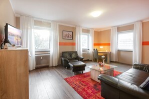 Apartment | Minibar, desk, free WiFi, bed sheets - City Hotel (Geilenkirchen)