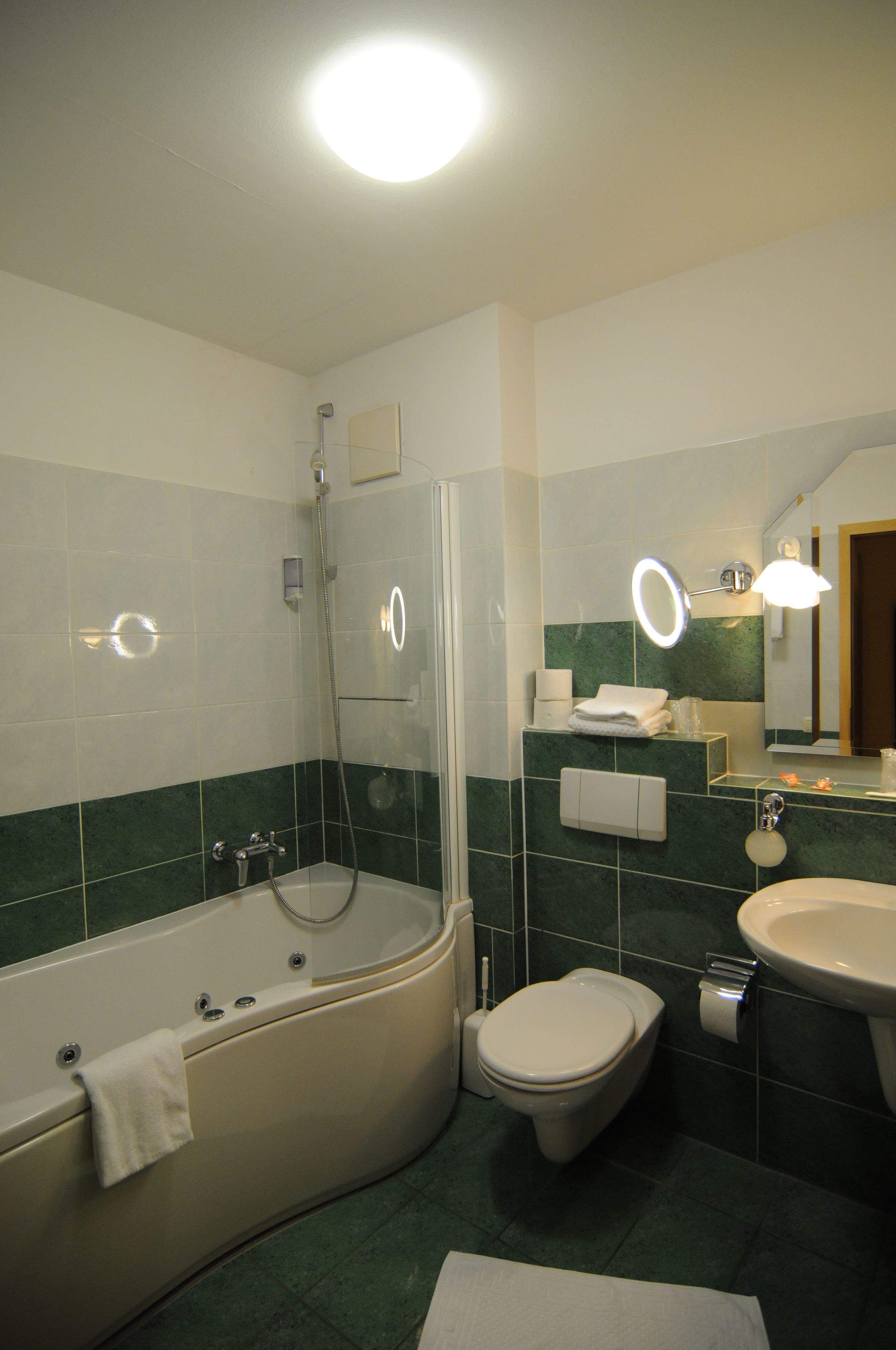 standard studio | bathroom | free toiletries, hair dryer, towels
